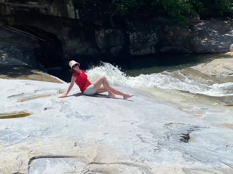 Отдых у водопада: гранитные плиты и чистая вода